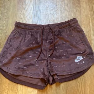 Nike Air
Women's Velour Mid-Rise Shorts